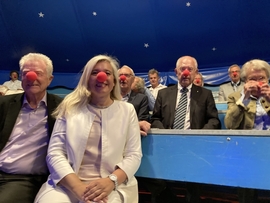 Bayerns Europaministerin Melanie Huml setzte zum Abschluss des Festes wie viele andere gerne die Clownsnase auf. 