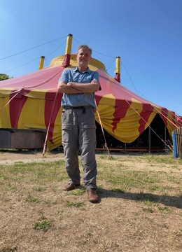 Emil Hartmann vor dem Zirkus Giovanni. 